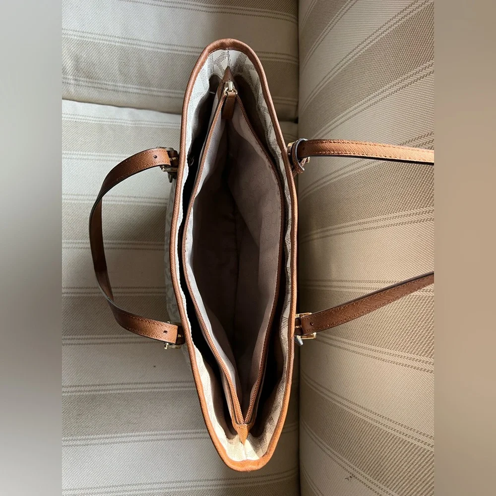 Michael Kors Large Snap Pocket Tote - Picture 3 of 6
